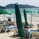 Urlauber am Strand von Phuket